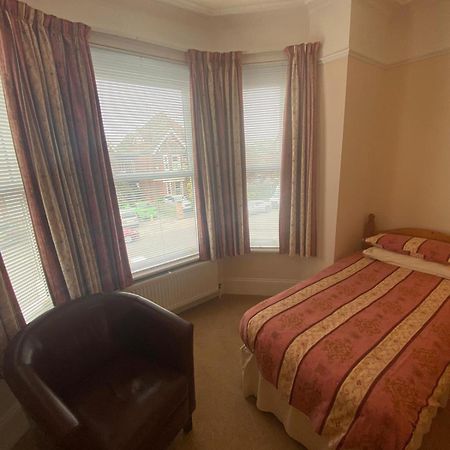 Landguard Lodge Guest House Shipley  المظهر الخارجي الصورة