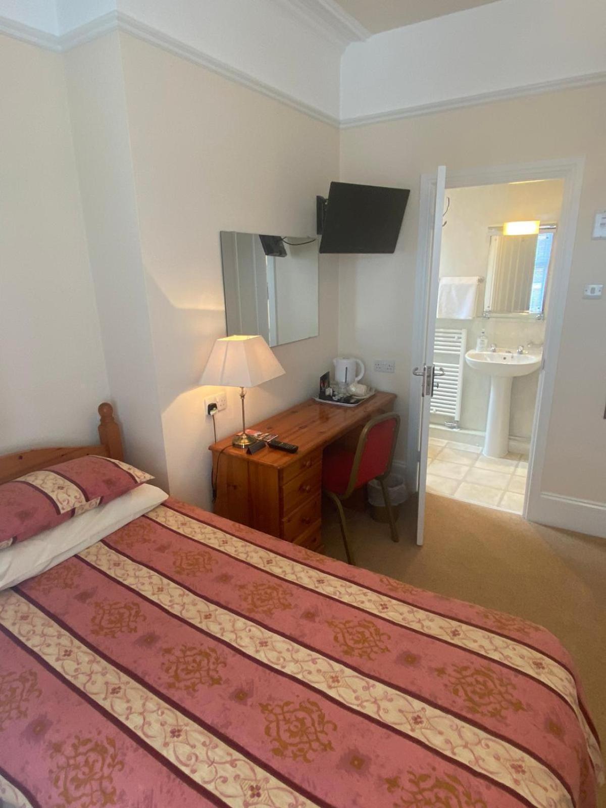 Landguard Lodge Guest House Shipley  الغرفة الصورة