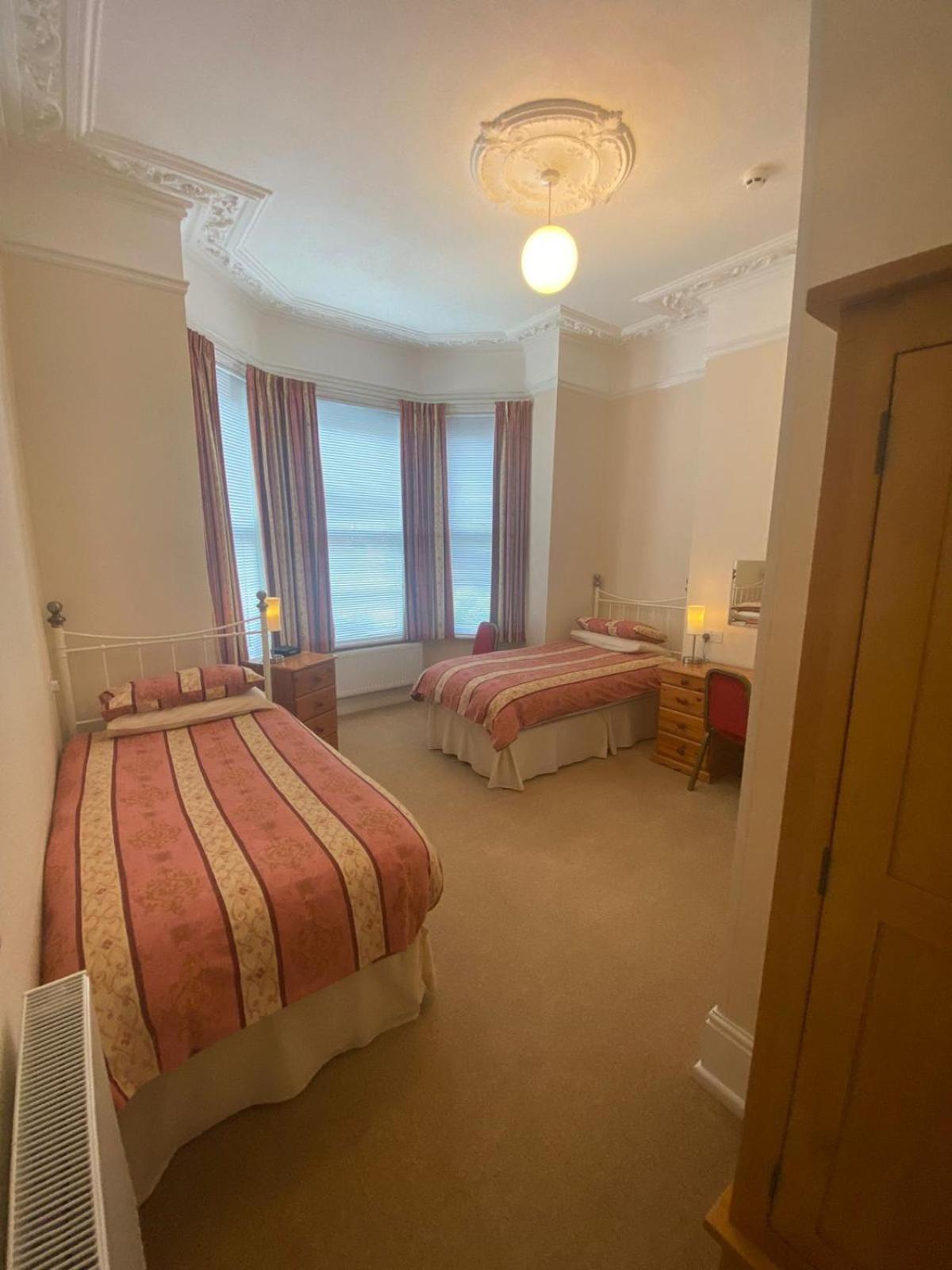 Landguard Lodge Guest House Shipley  الغرفة الصورة