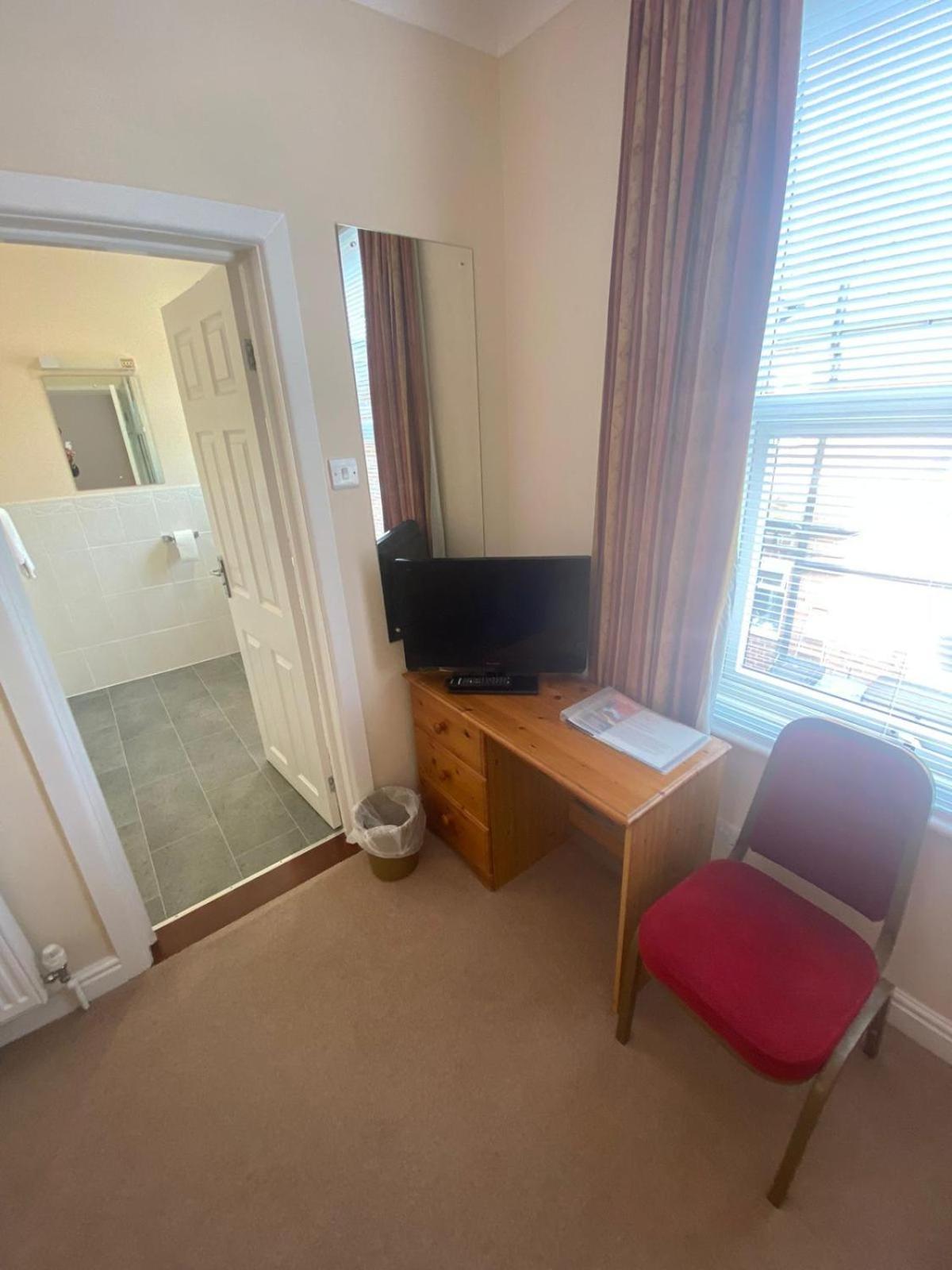 Landguard Lodge Guest House Shipley  الغرفة الصورة