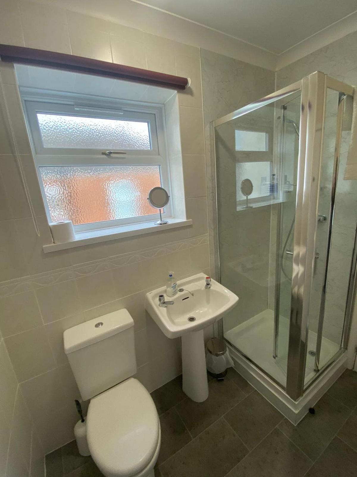 Landguard Lodge Guest House Shipley  الغرفة الصورة